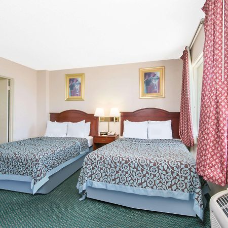 Days Inn & Suites By Wyndham Wichita East Exteriör bild