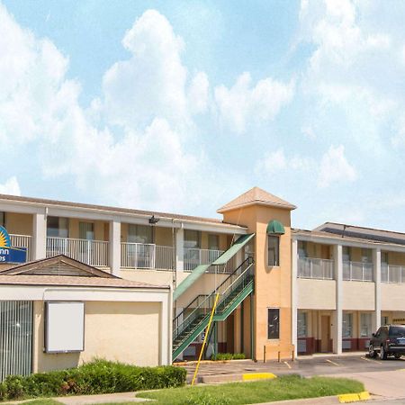 Days Inn & Suites By Wyndham Wichita East Exteriör bild