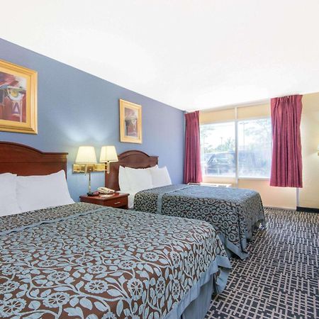 Days Inn & Suites By Wyndham Wichita East Exteriör bild
