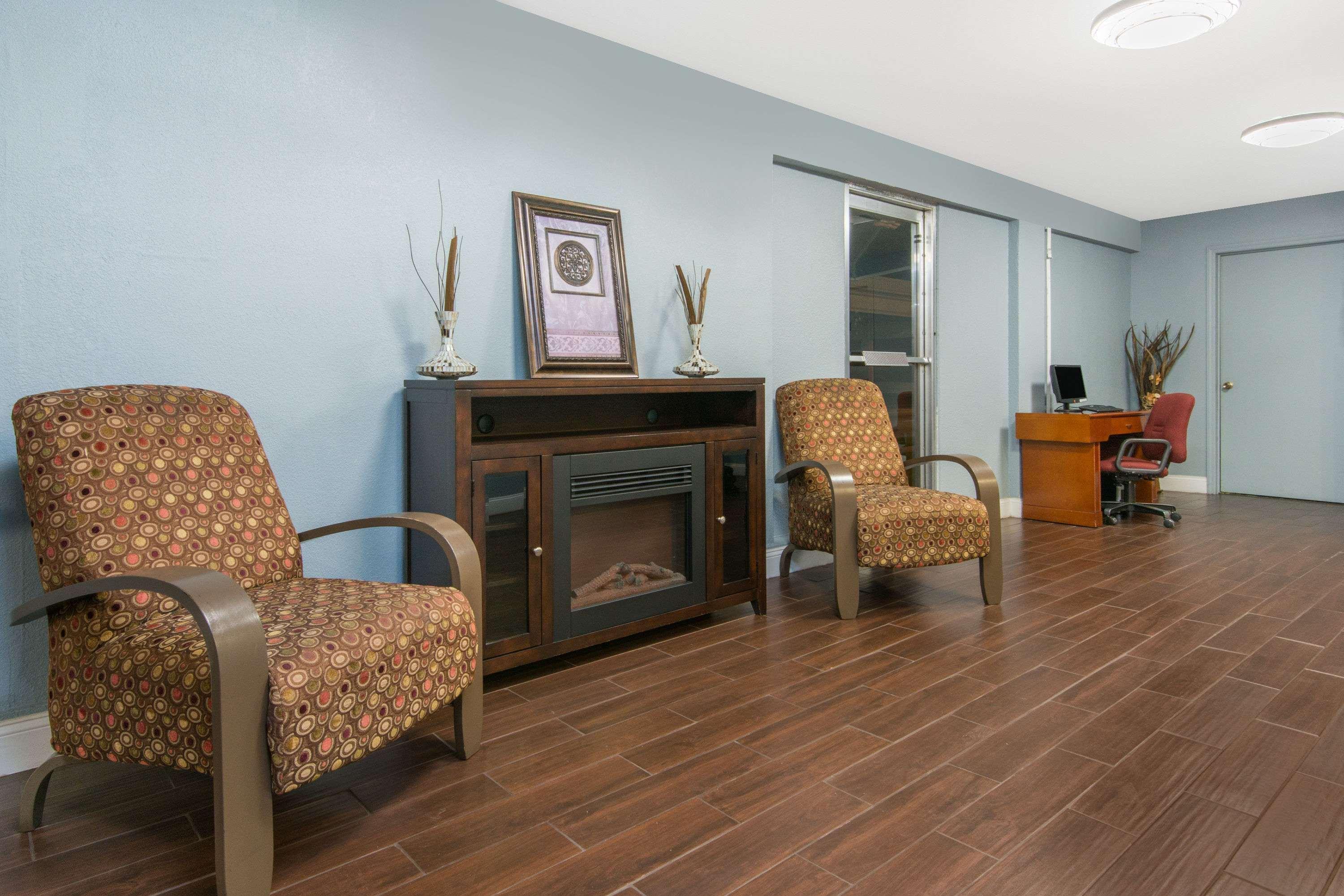 Days Inn & Suites By Wyndham Wichita East Exteriör bild