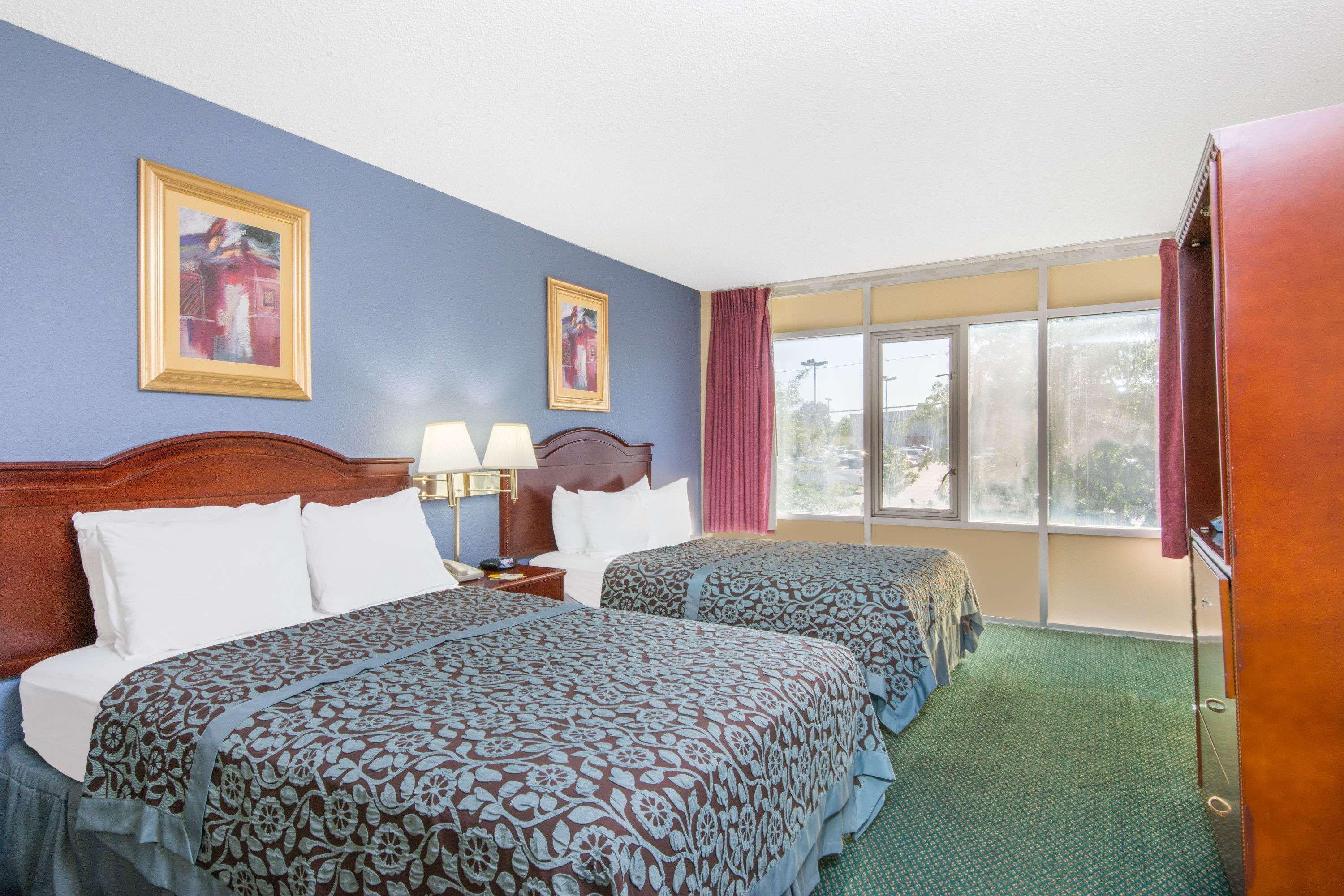 Days Inn & Suites By Wyndham Wichita East Exteriör bild
