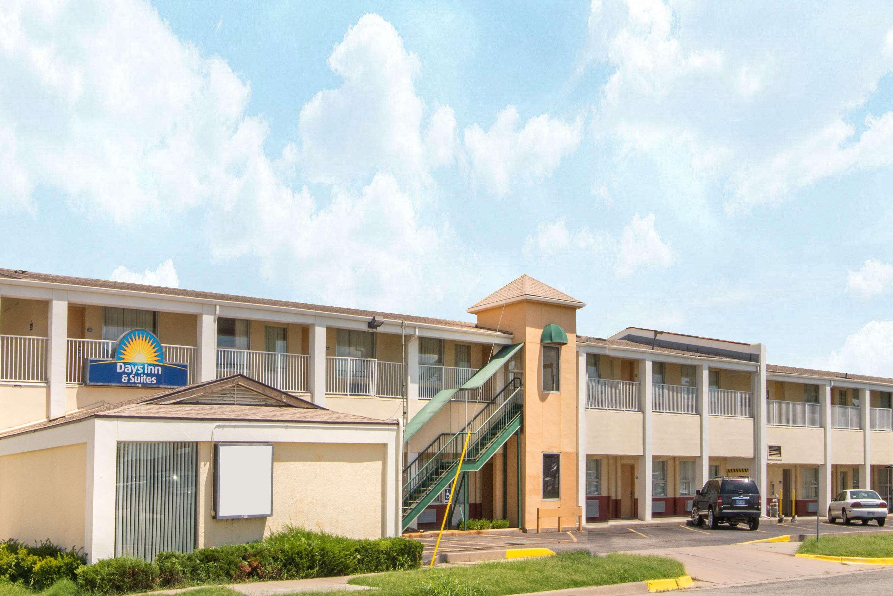 Days Inn & Suites By Wyndham Wichita East Exteriör bild