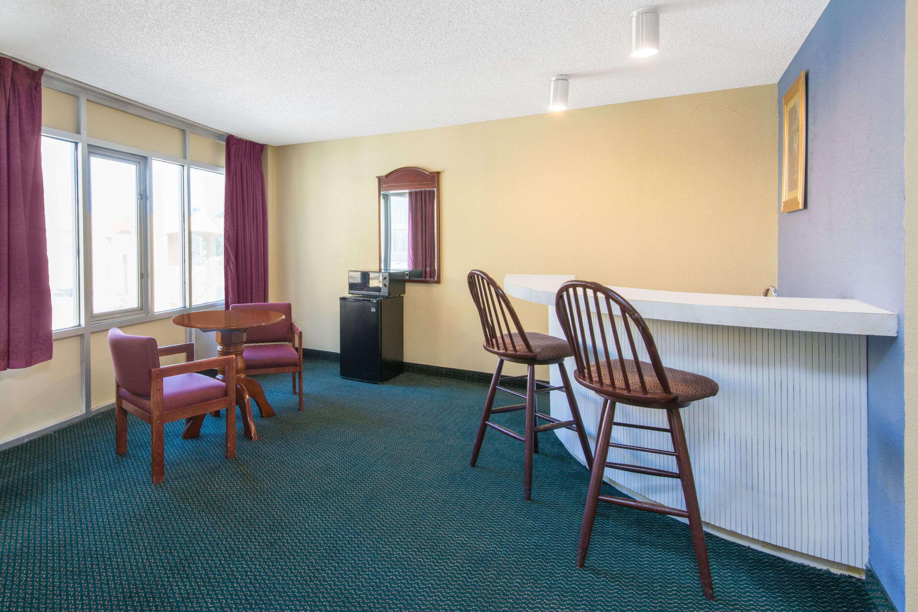 Days Inn & Suites By Wyndham Wichita East Exteriör bild