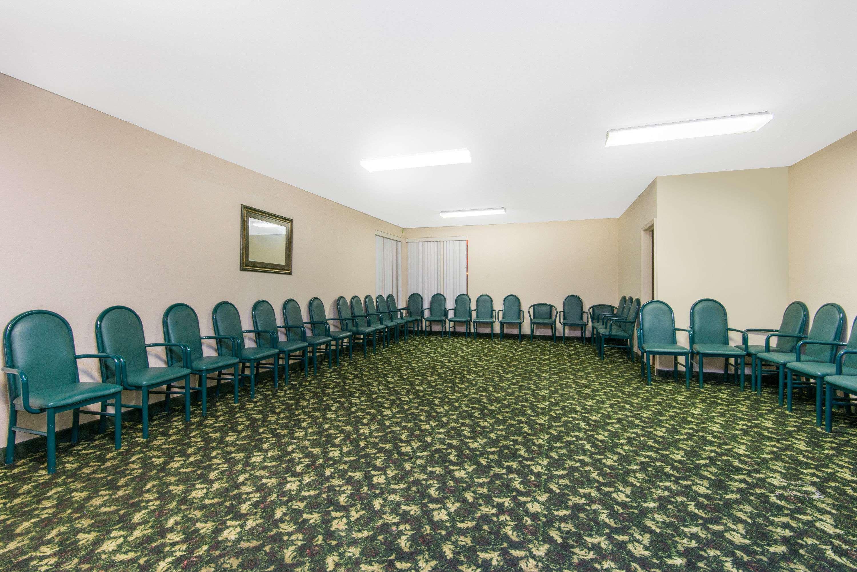 Days Inn & Suites By Wyndham Wichita East Exteriör bild