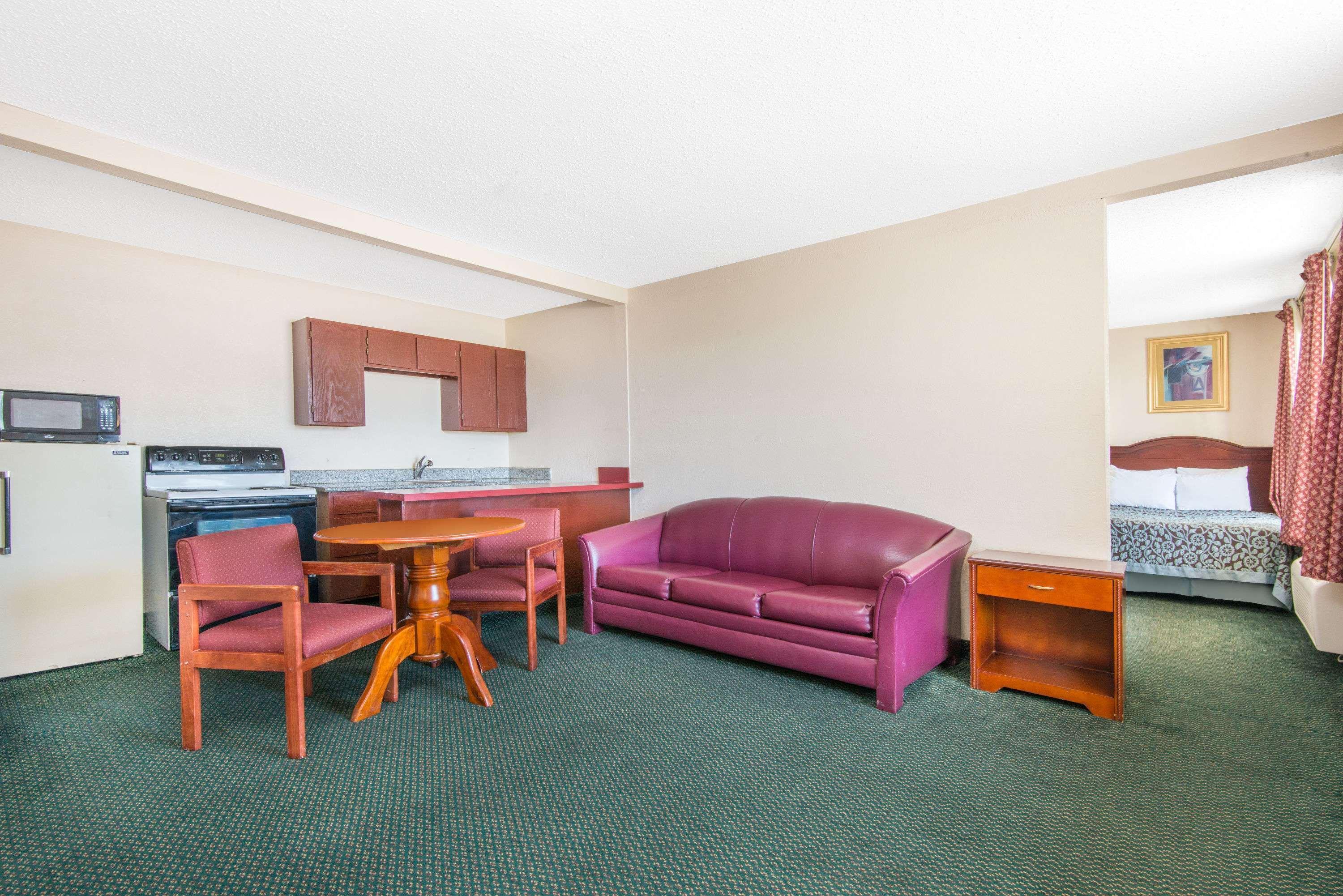 Days Inn & Suites By Wyndham Wichita East Exteriör bild