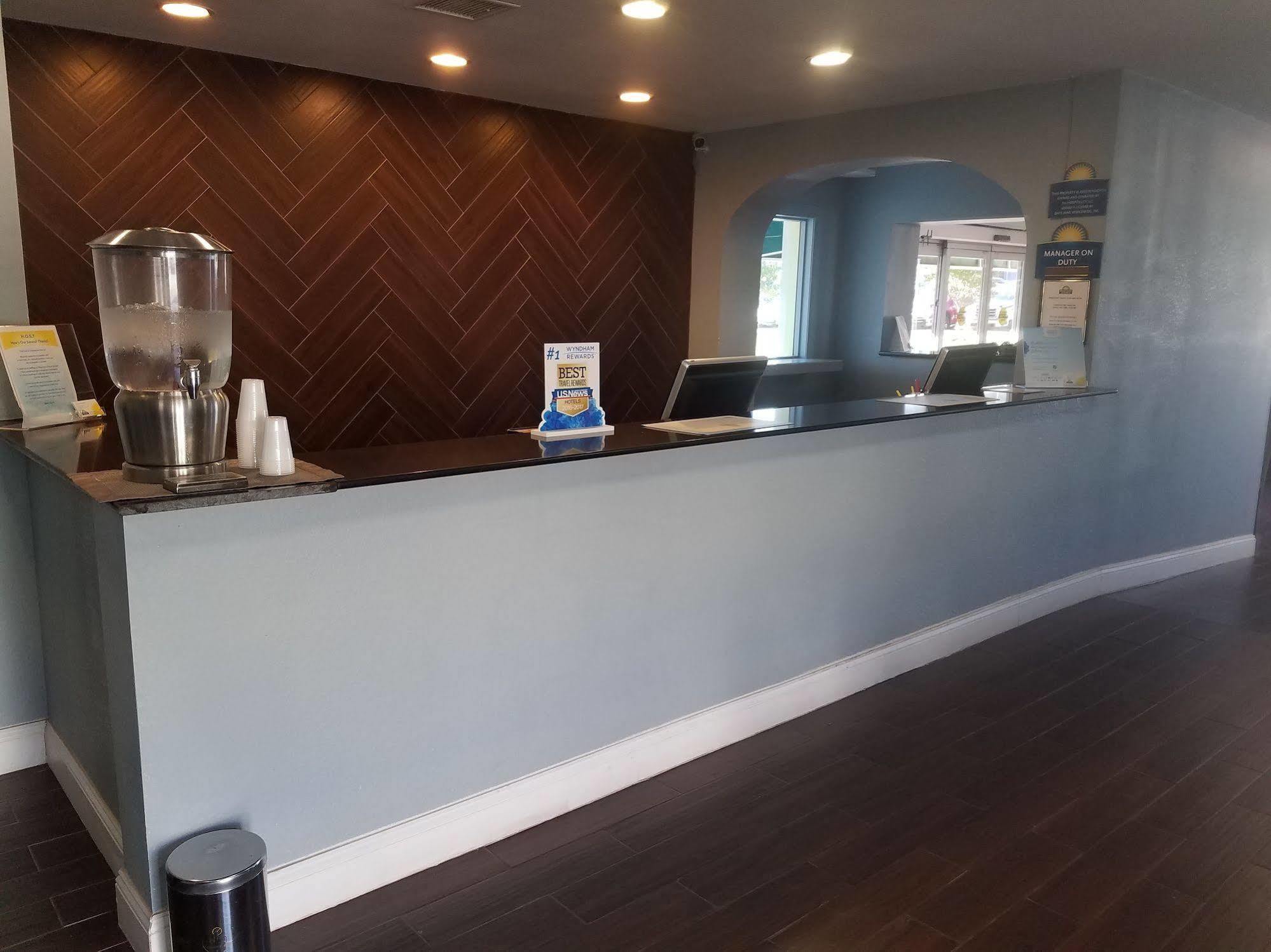 Days Inn & Suites By Wyndham Wichita East Exteriör bild