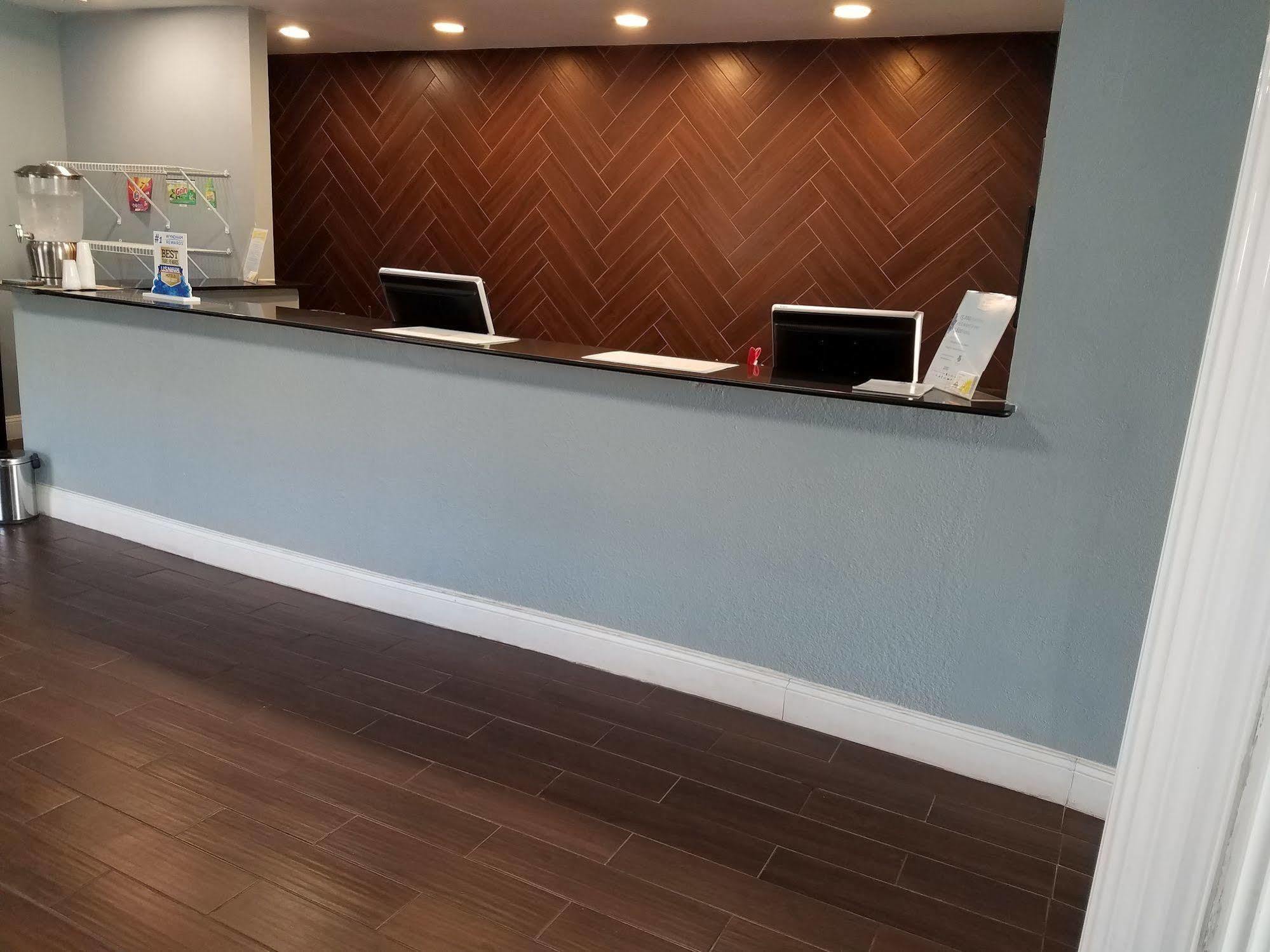 Days Inn & Suites By Wyndham Wichita East Exteriör bild
