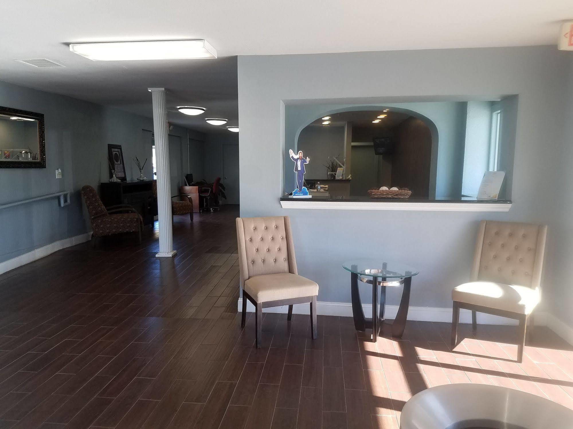Days Inn & Suites By Wyndham Wichita East Exteriör bild