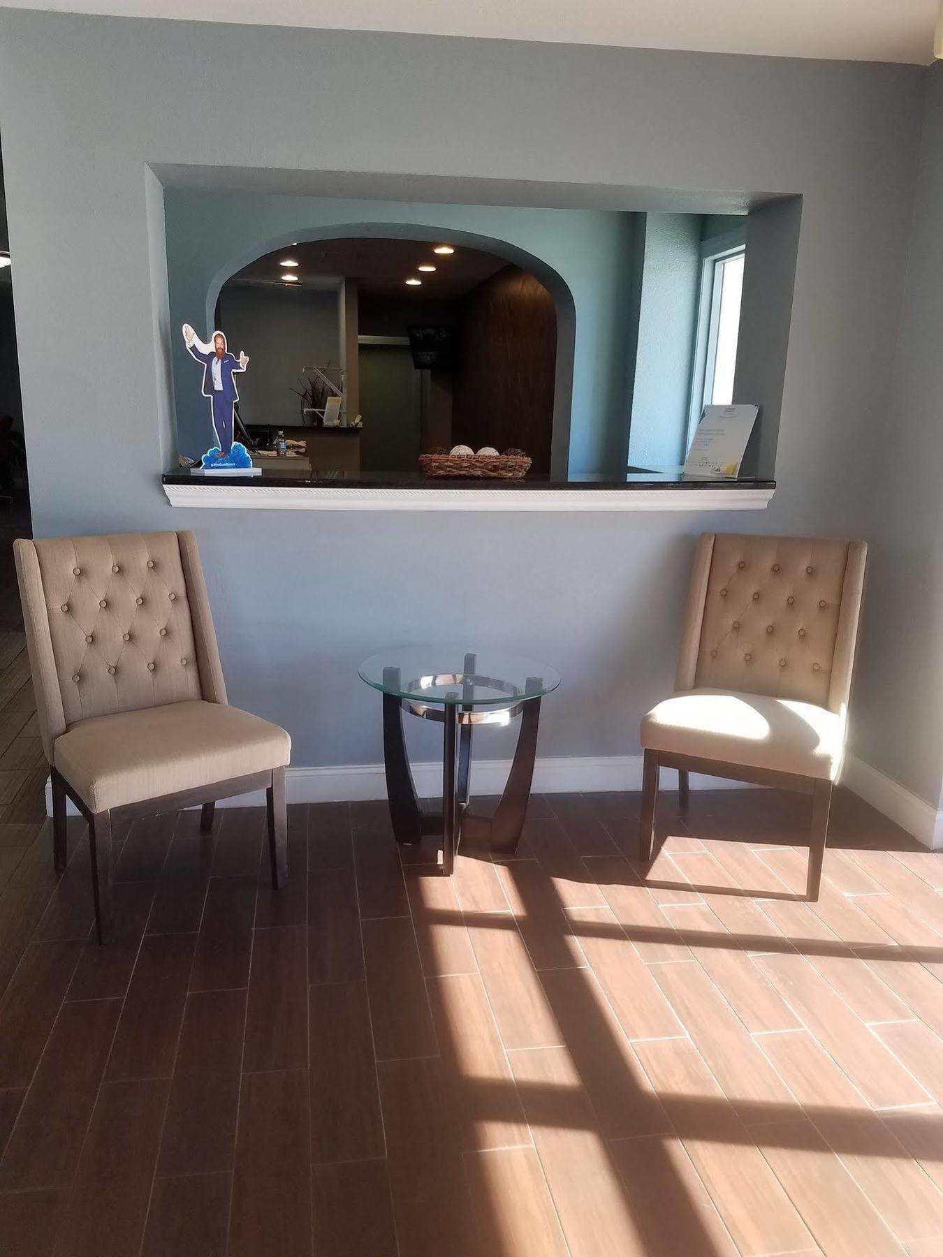 Days Inn & Suites By Wyndham Wichita East Exteriör bild