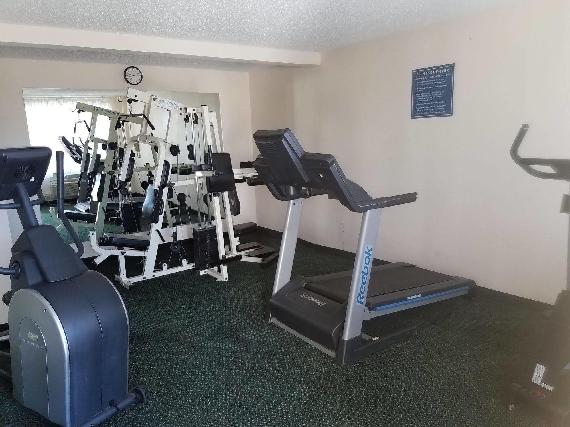 Days Inn & Suites By Wyndham Wichita East Exteriör bild