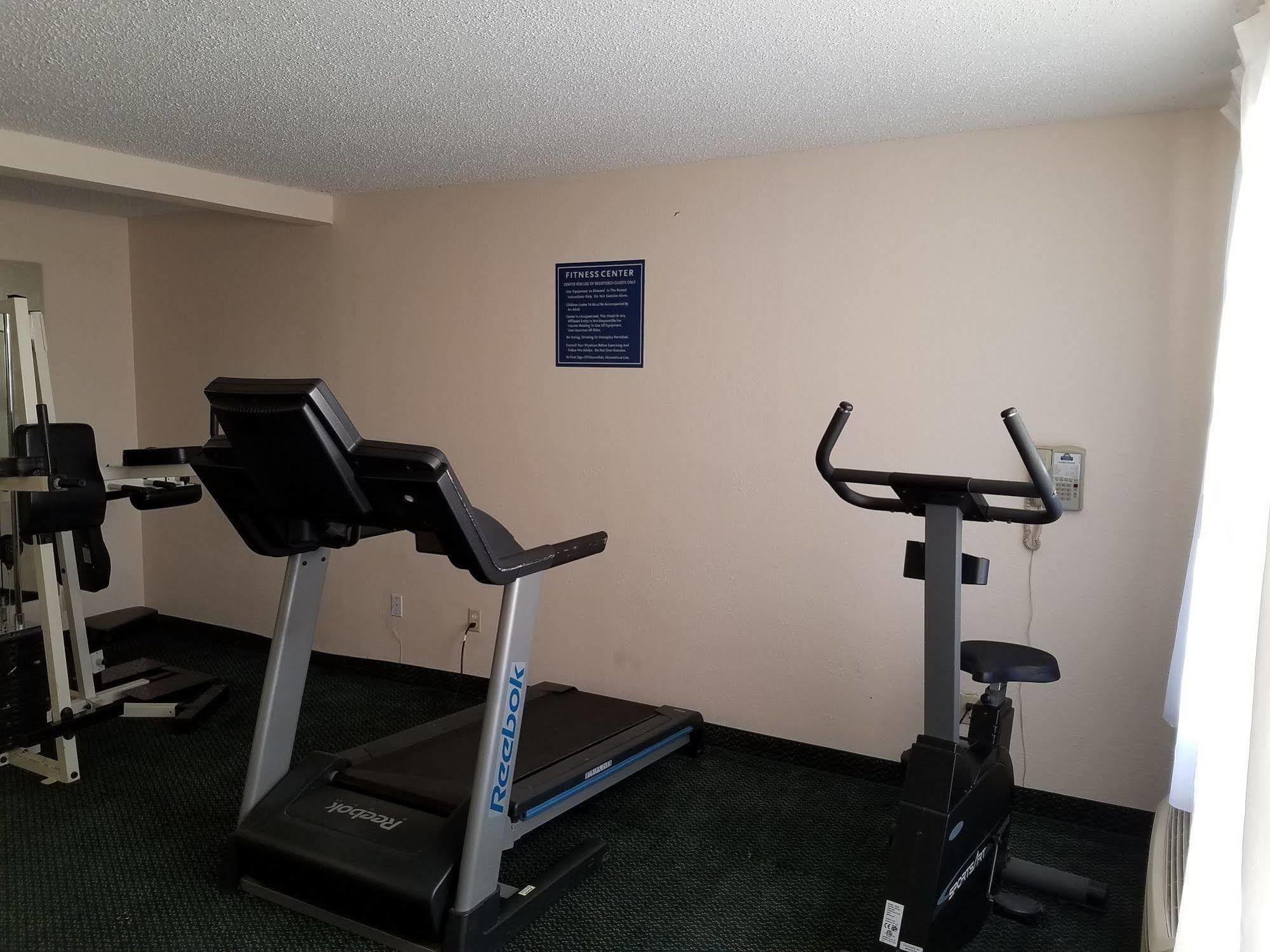Days Inn & Suites By Wyndham Wichita East Exteriör bild