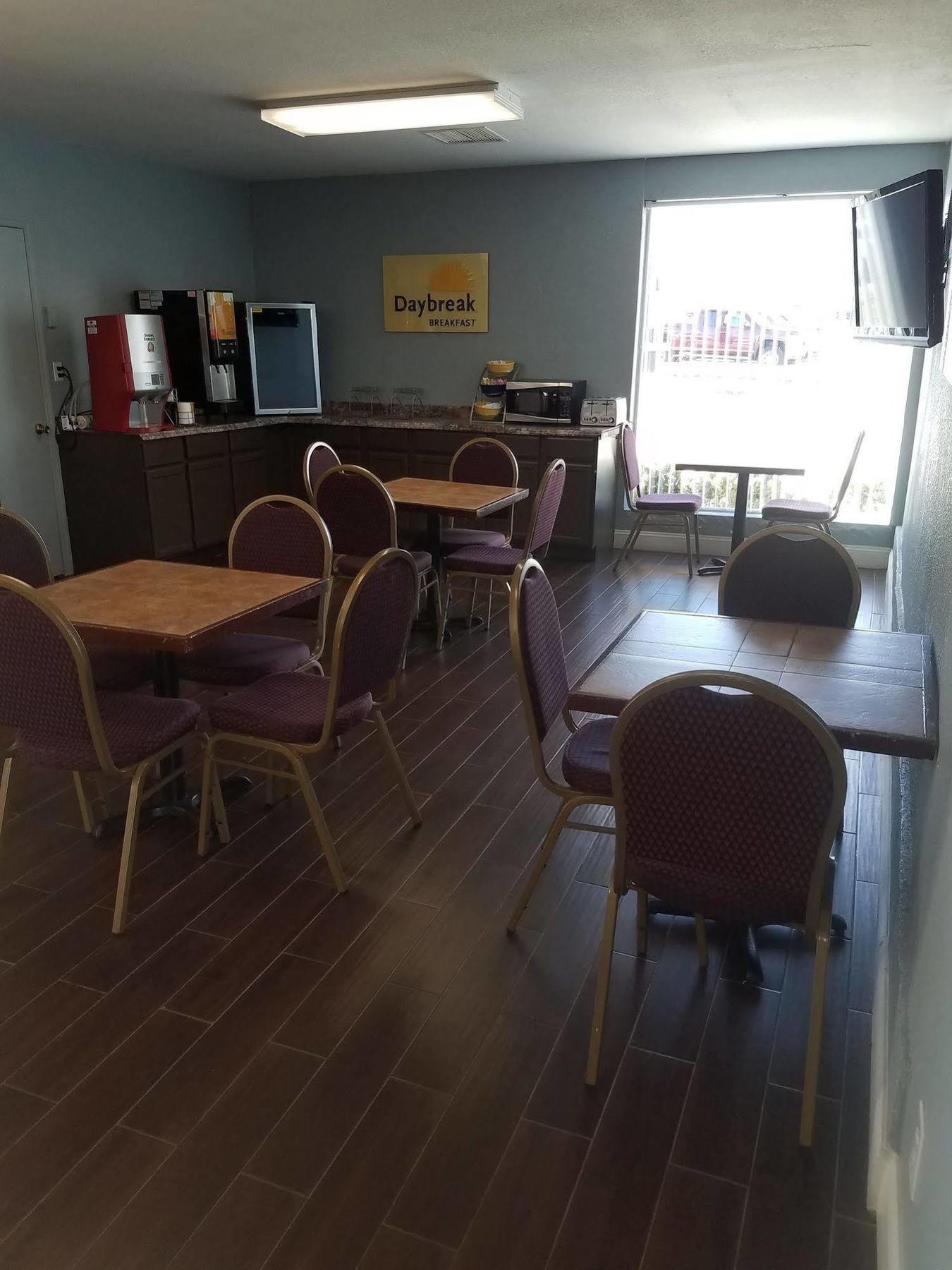 Days Inn & Suites By Wyndham Wichita East Exteriör bild