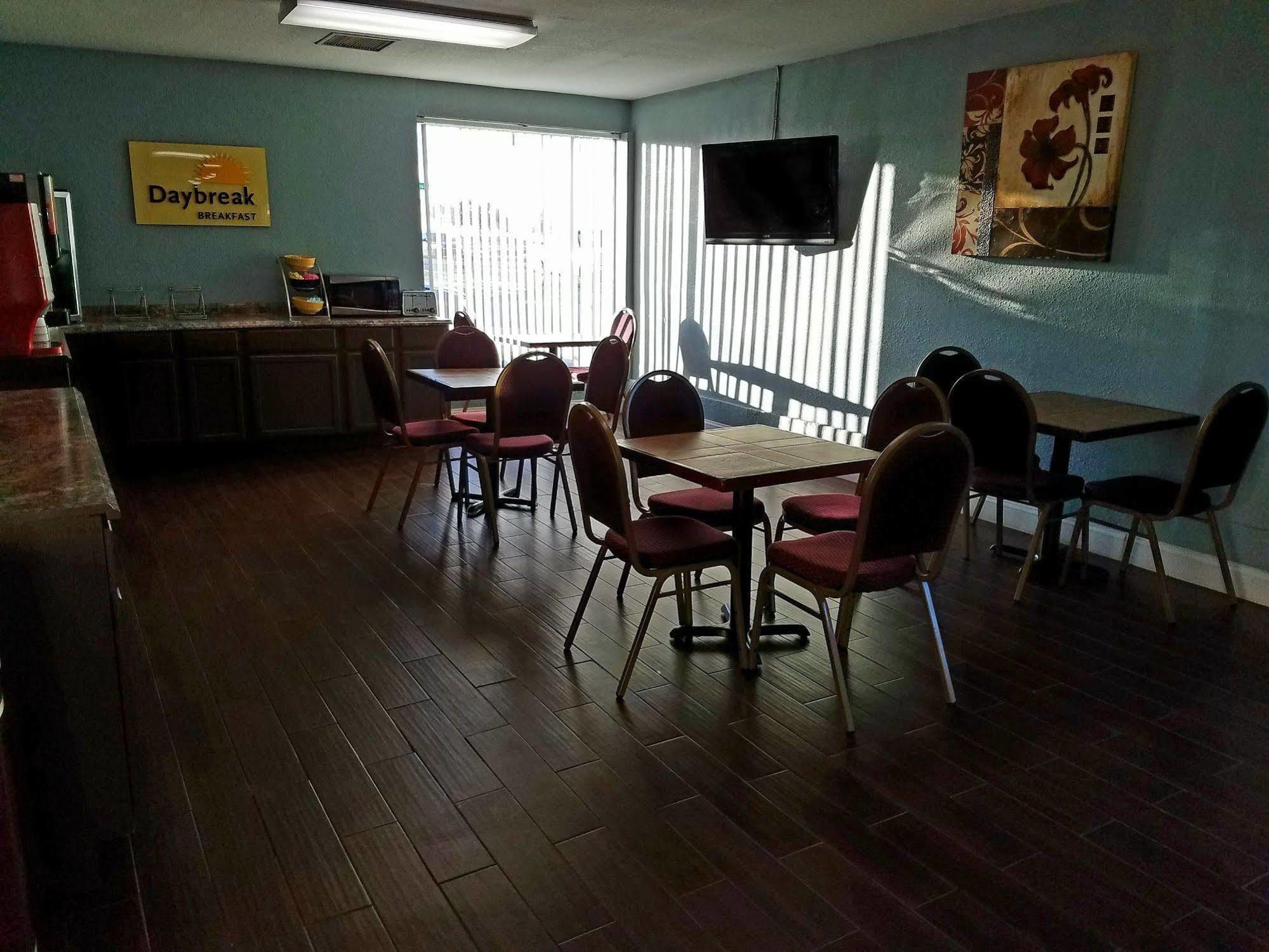 Days Inn & Suites By Wyndham Wichita East Exteriör bild