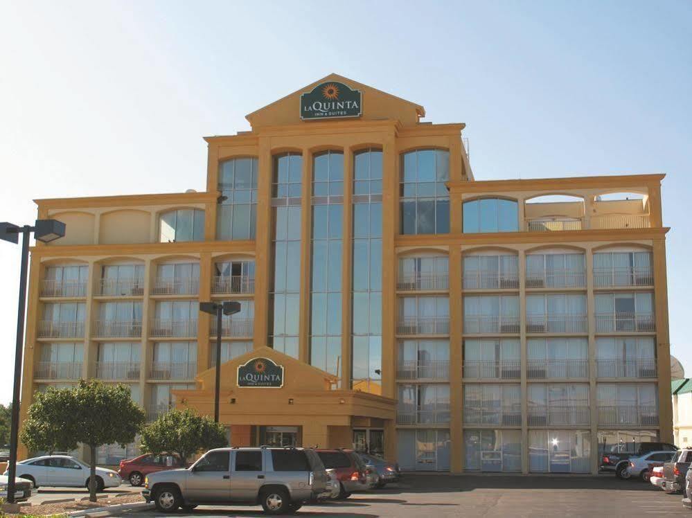 Days Inn & Suites By Wyndham Wichita East Exteriör bild