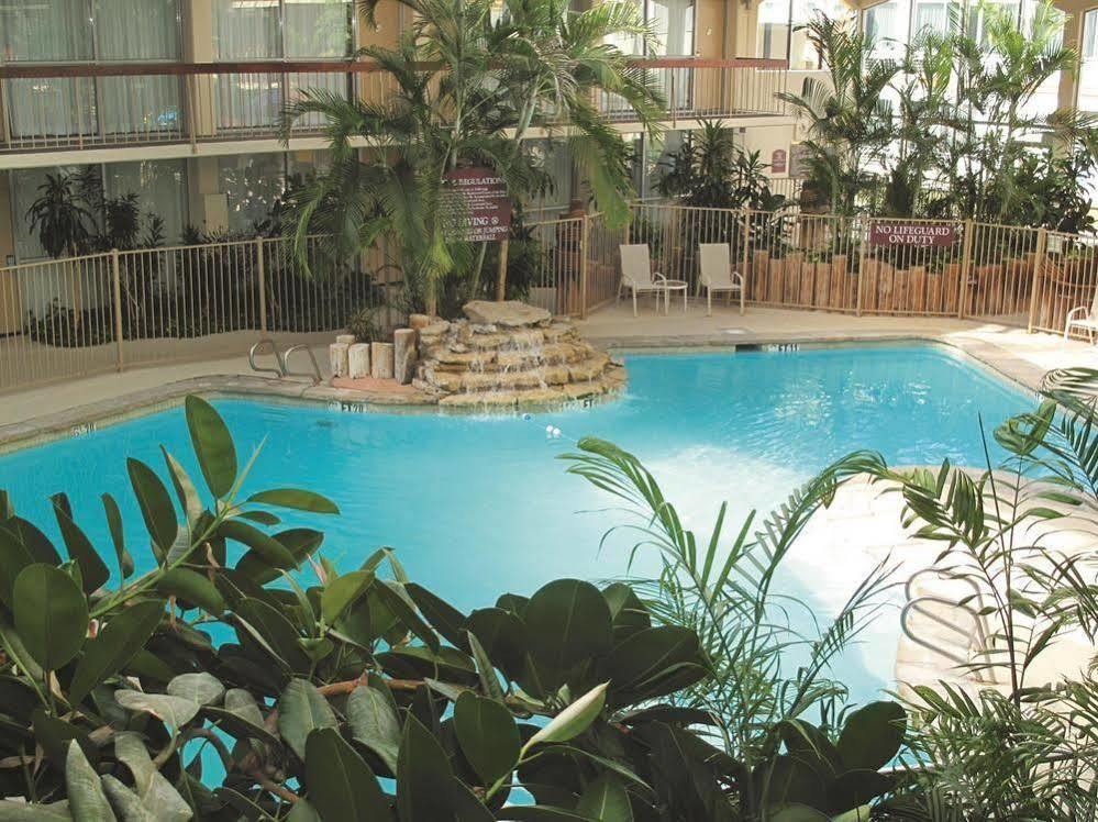 Days Inn & Suites By Wyndham Wichita East Exteriör bild