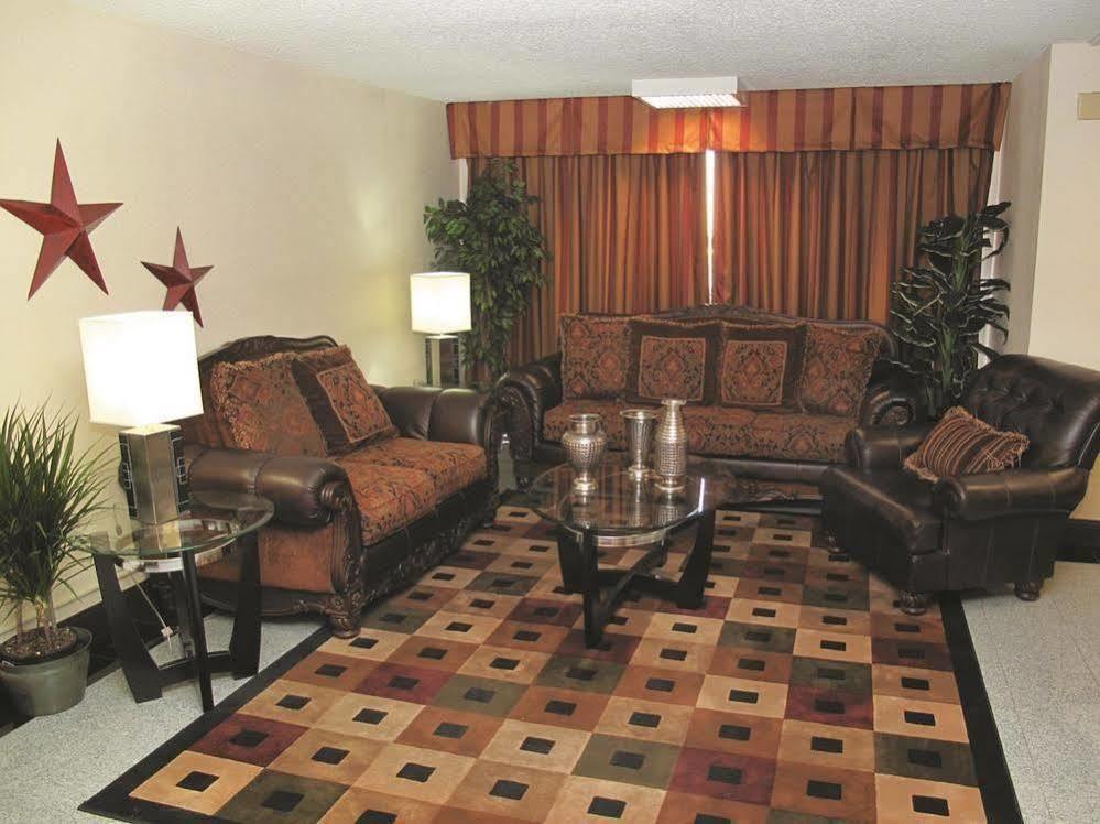 Days Inn & Suites By Wyndham Wichita East Exteriör bild